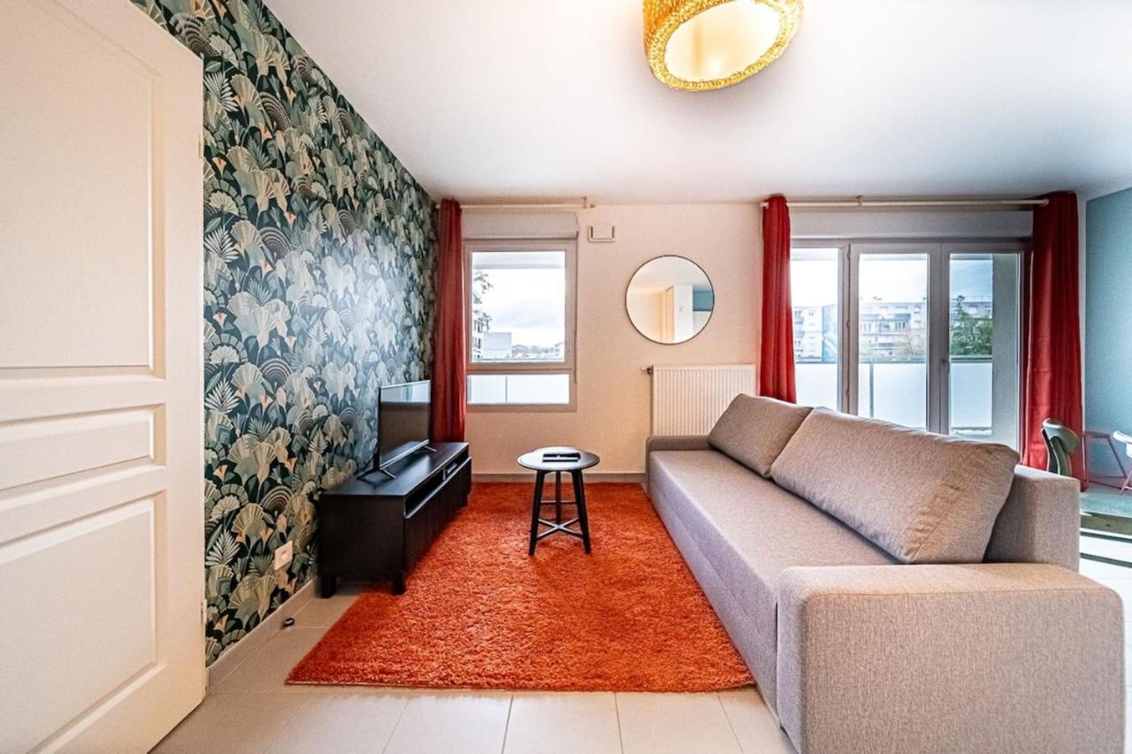 Apartment Le Venissieux-spacieux 4 Pers Avec Balcon Parking *